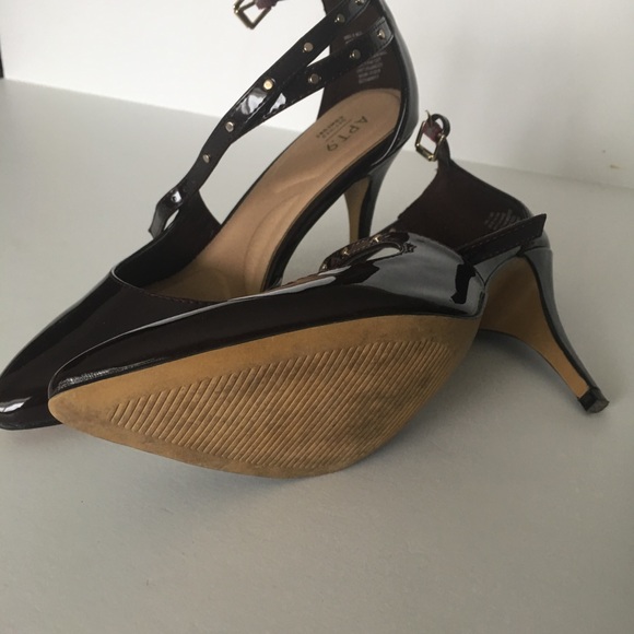 Asymmetrical Pointed-toe Pumps - Picture 5 of 6